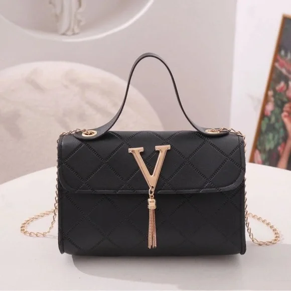 Elegant Black Quilted Handbag very elegant bag great for wedding and party - Picture 2 of 2